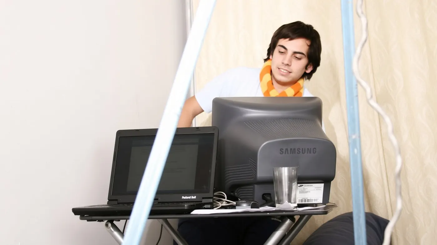 Polo a los 19 emprendiendo desde su pieza, con un monitor Samsung y un notebook