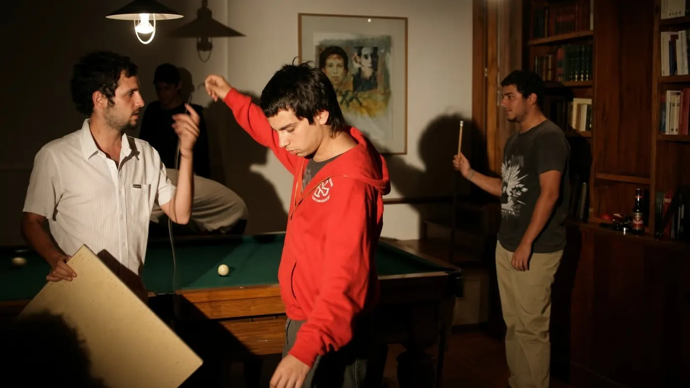 Grabación del equipo en una casa, junto a una mesa de pool