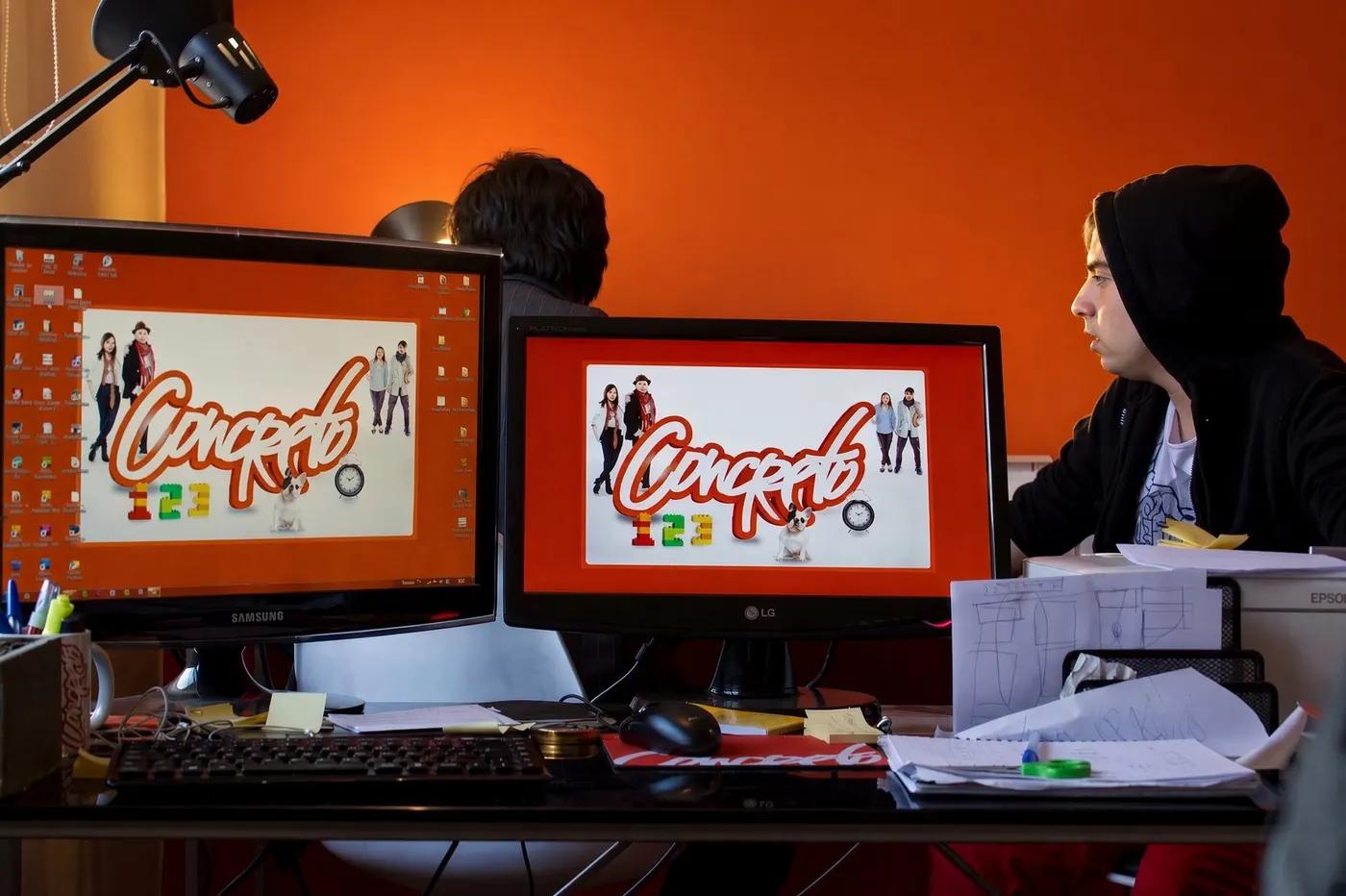 Diseñando campañas en la oficina naranja de ConcretoIdeas