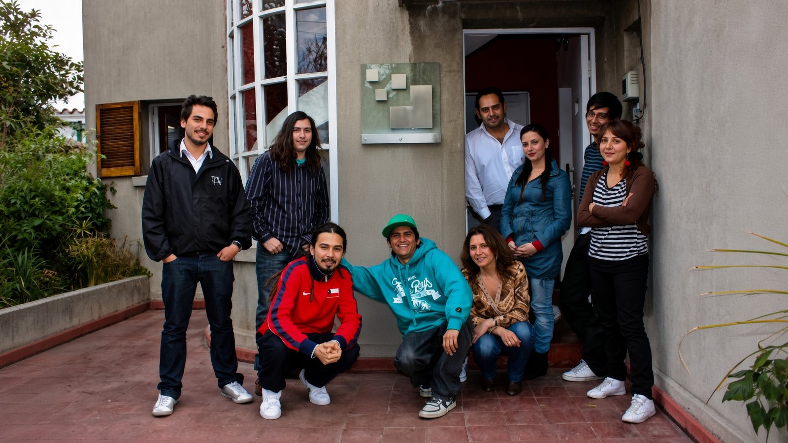Equipo completo de ConcretoIdeas frente a la casa oficina