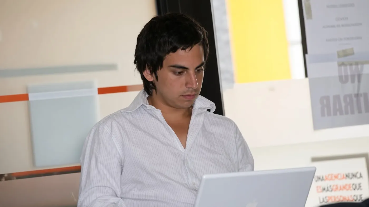 Polo trabajando en un MacBook blanco, era preliminar de ConcretoIdeas