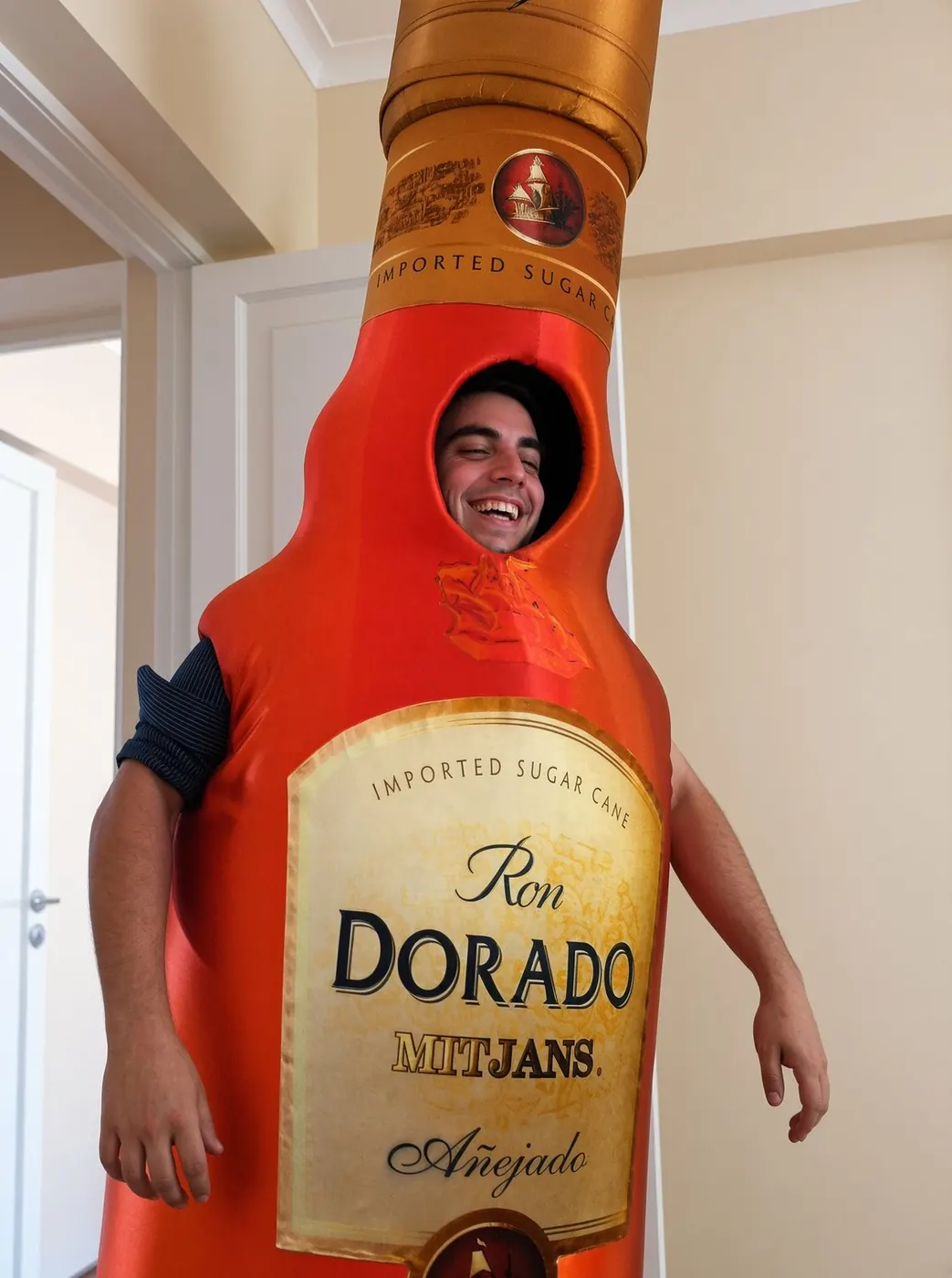Polo dentro de una botella inflable de Ron Dorado Mitjans