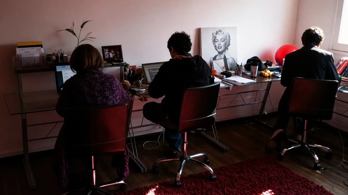 La primera oficina de ConcretoIdeas, tres escritorios de espaldas