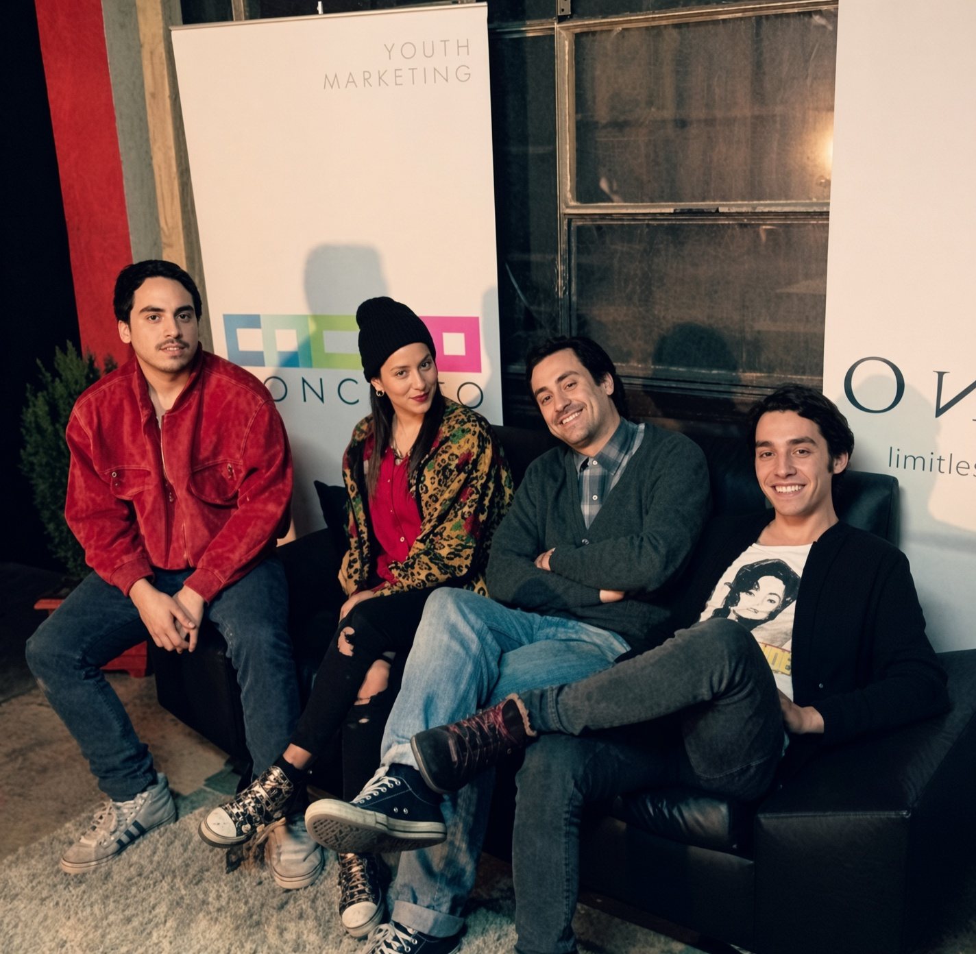 Equipo sentado entre los lienzos de Concreto y Oniric