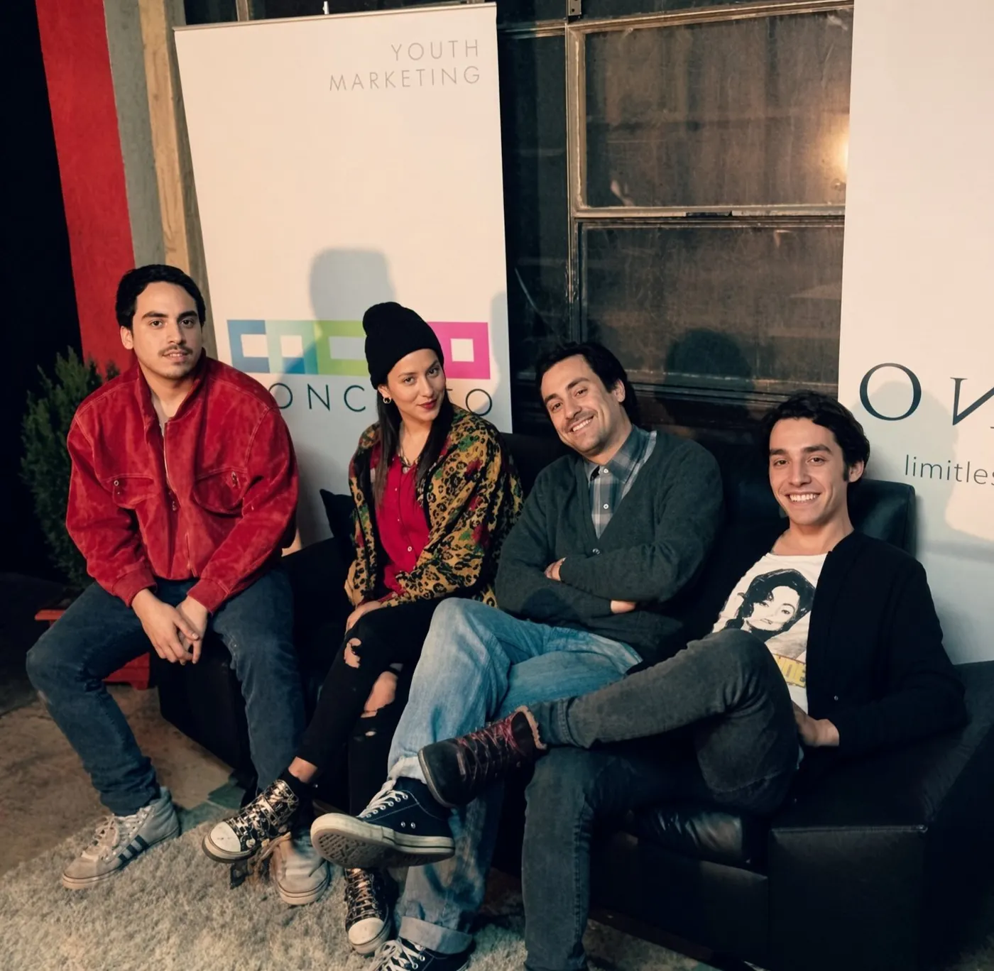 Equipo sentado entre los lienzos de Concreto y Oniric