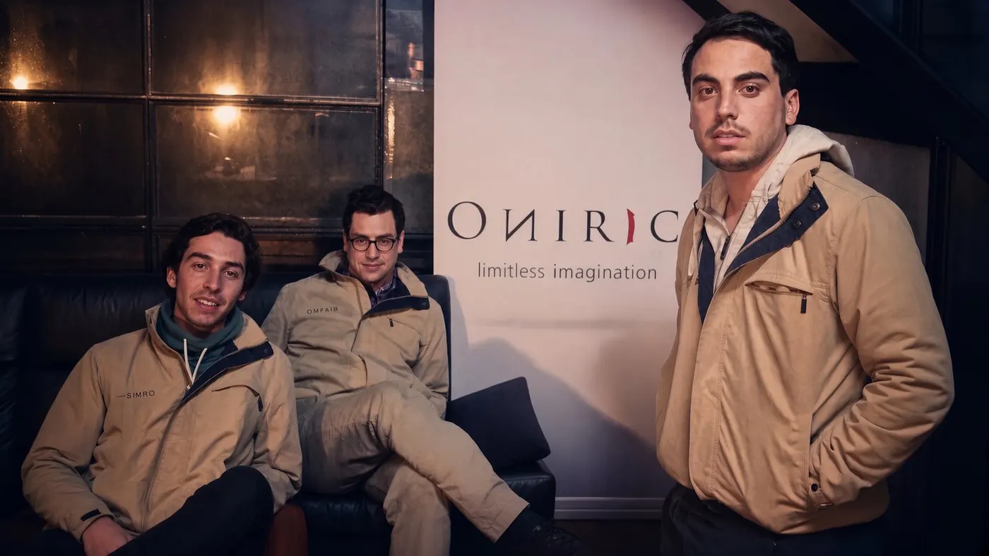 Equipo de Oniric con las chaquetas institucionales frente al lema limitless imagination