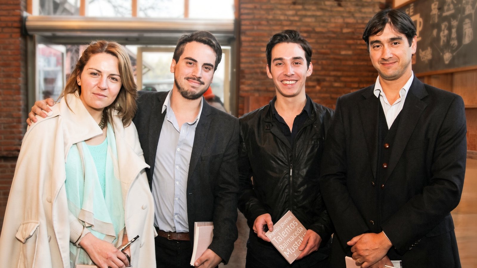 Polo y el equipo en un evento cultural de Fundación Mustakis