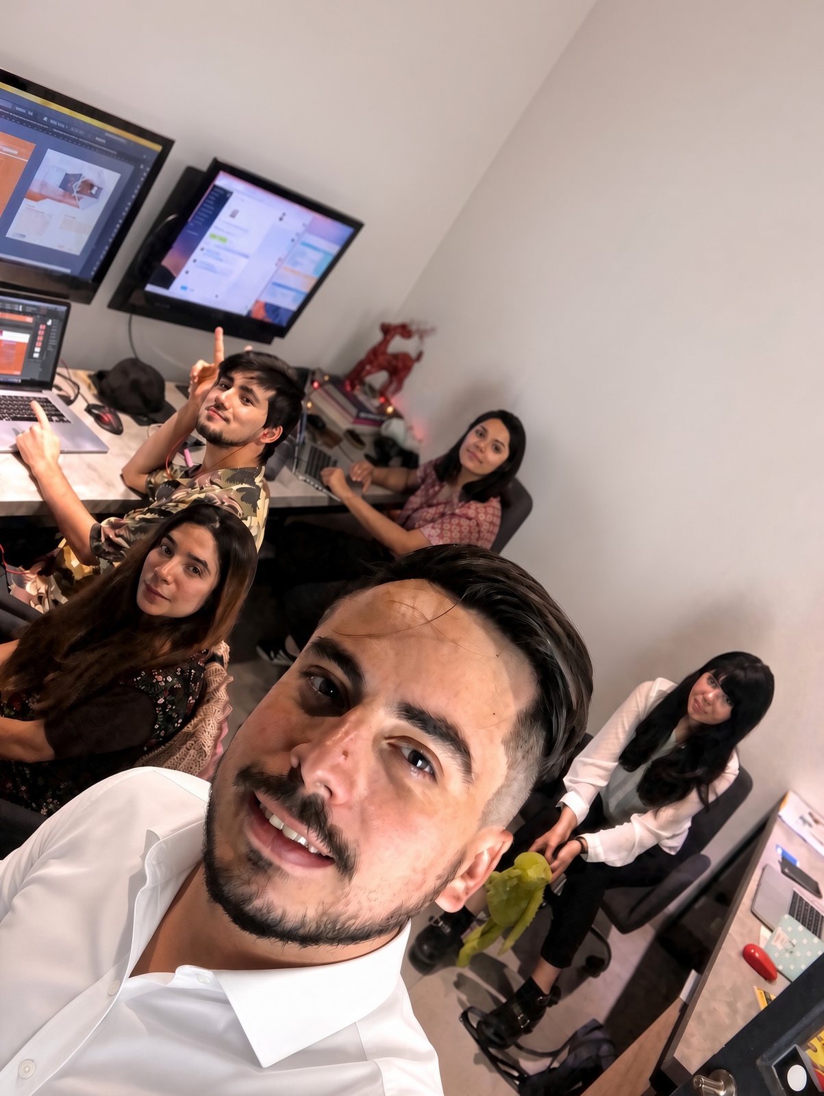 Selfie con el equipo de Oniric en la oficina