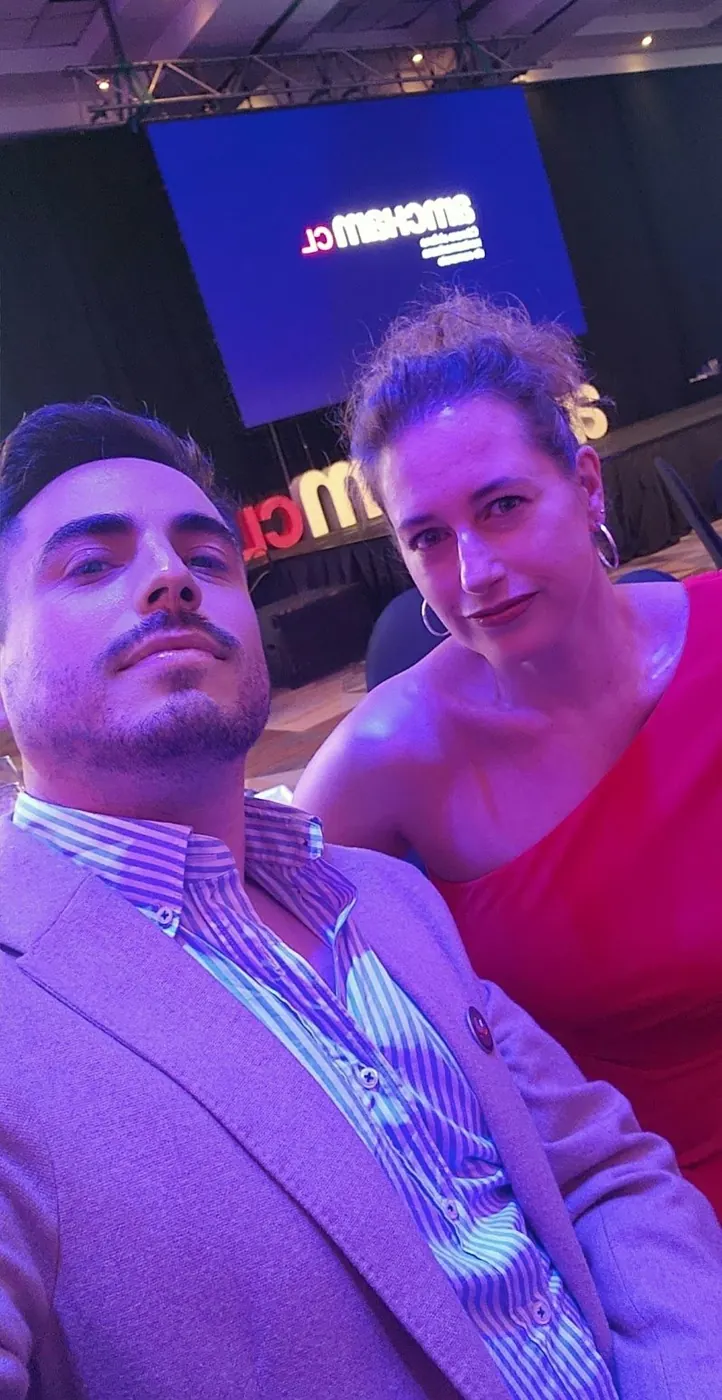 Selfie en un panel de AmCham Chile