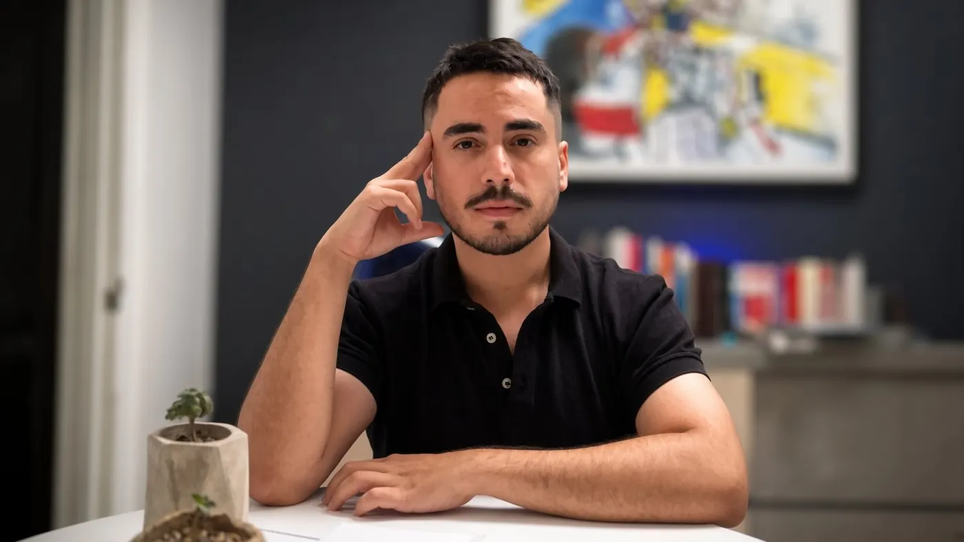 Retrato de Polo en la oficina con una obra de arte al fondo