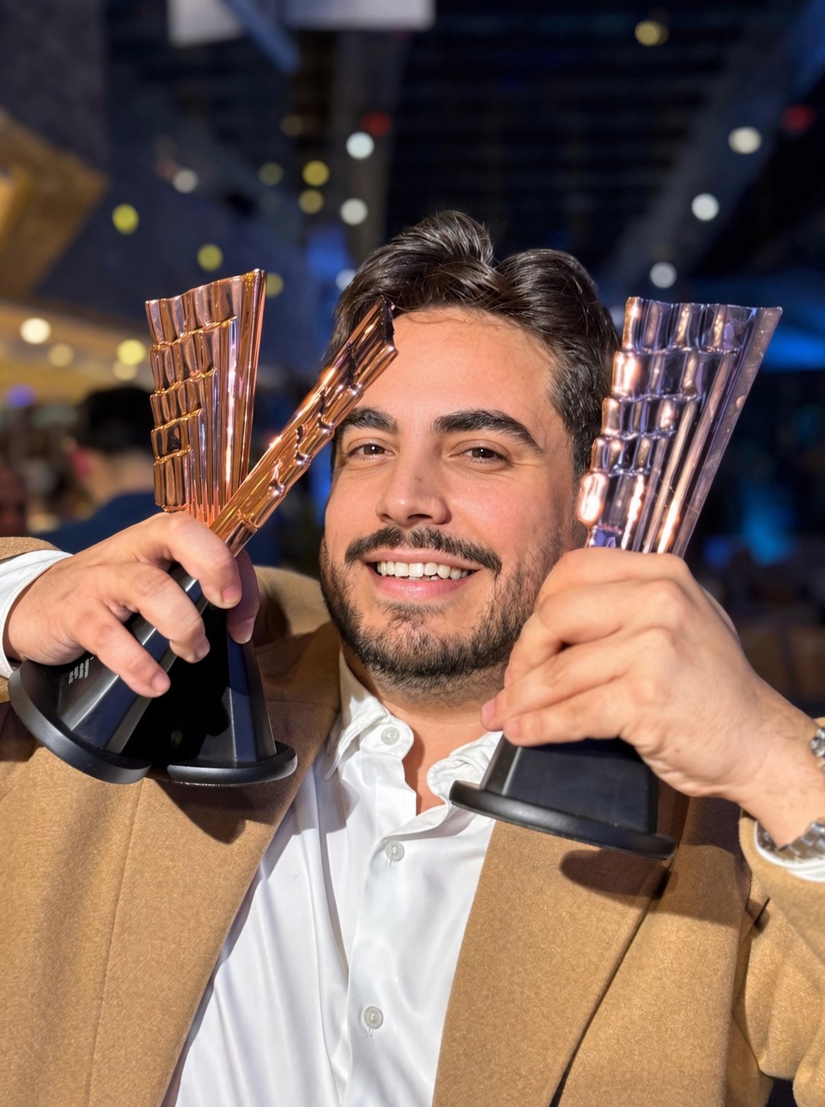 Polo con dos trofeos WINA en una gala