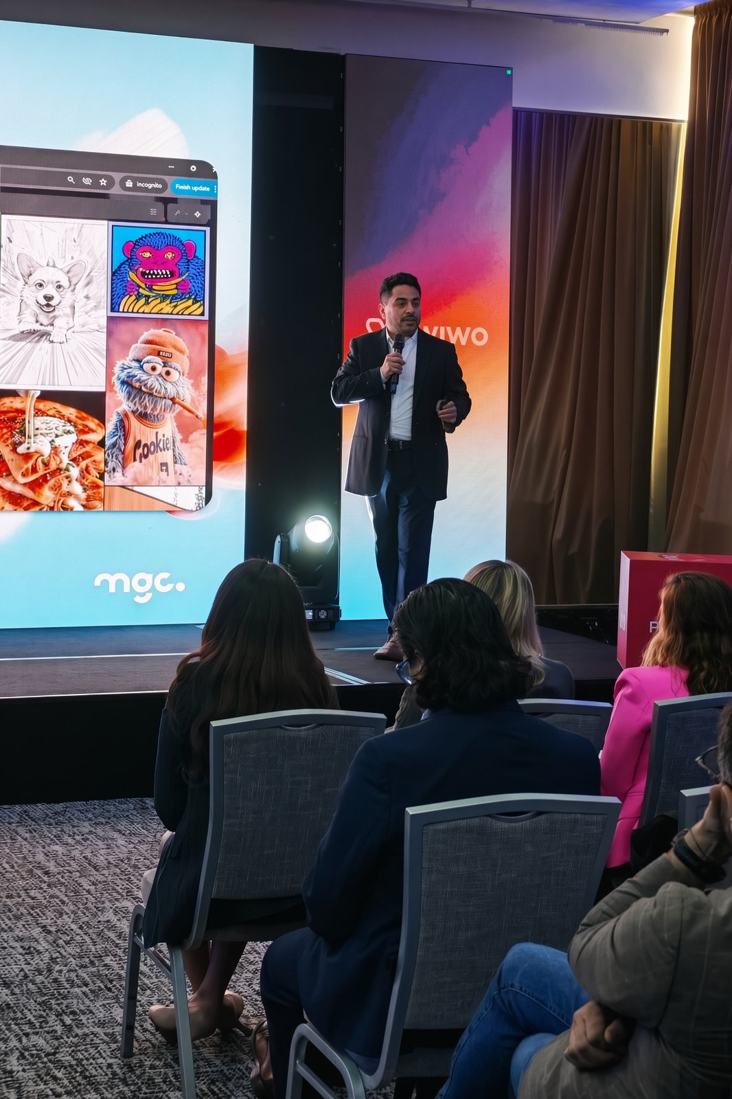 Polo en escenario hablando de creatividad aumentada con Wiwo y MGC