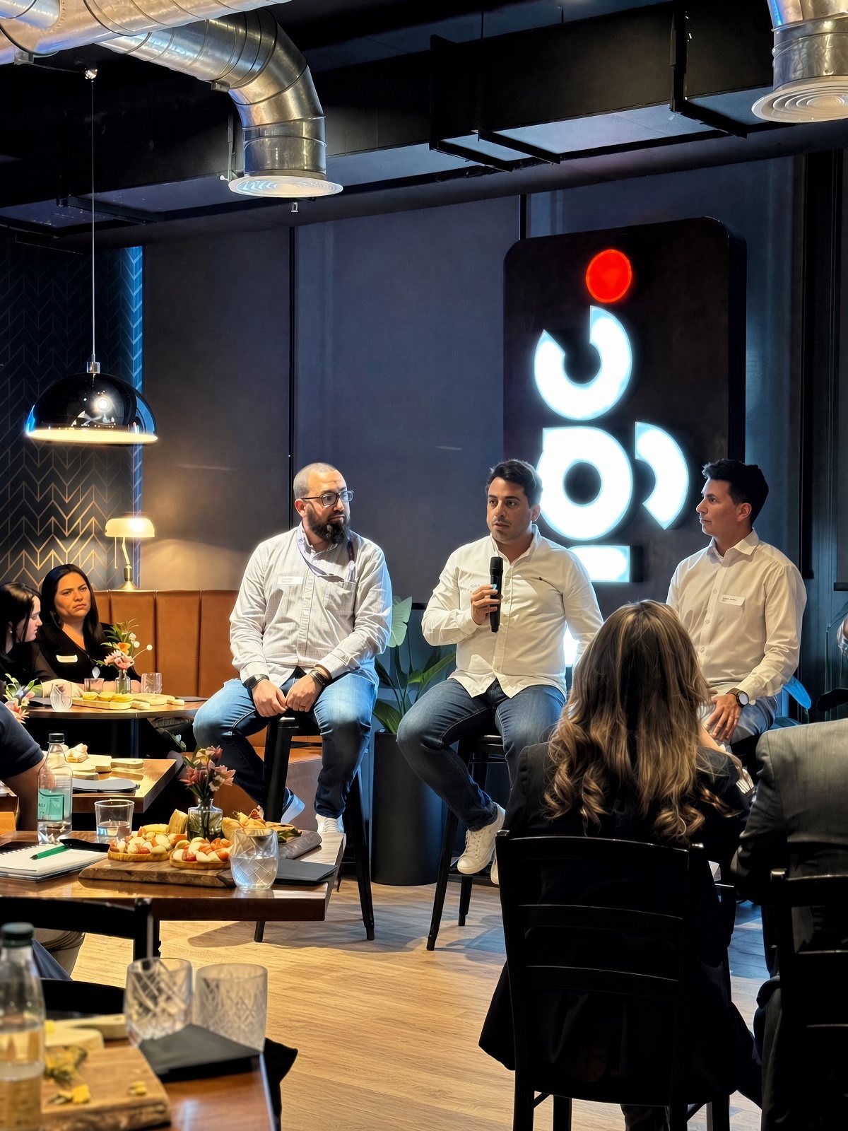 Polo en un panel de conversación con clientes de MGC