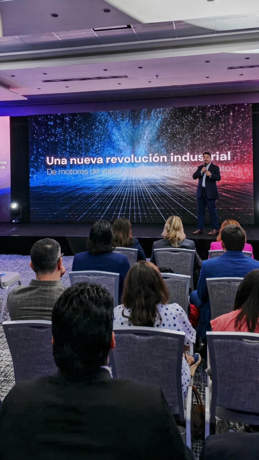 Polo en escenario con la conferencia Una nueva revolución industrial