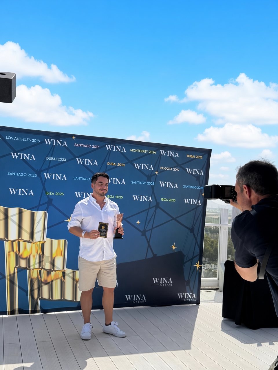Sesión de prensa de Polo con el trofeo WINA en Ibiza