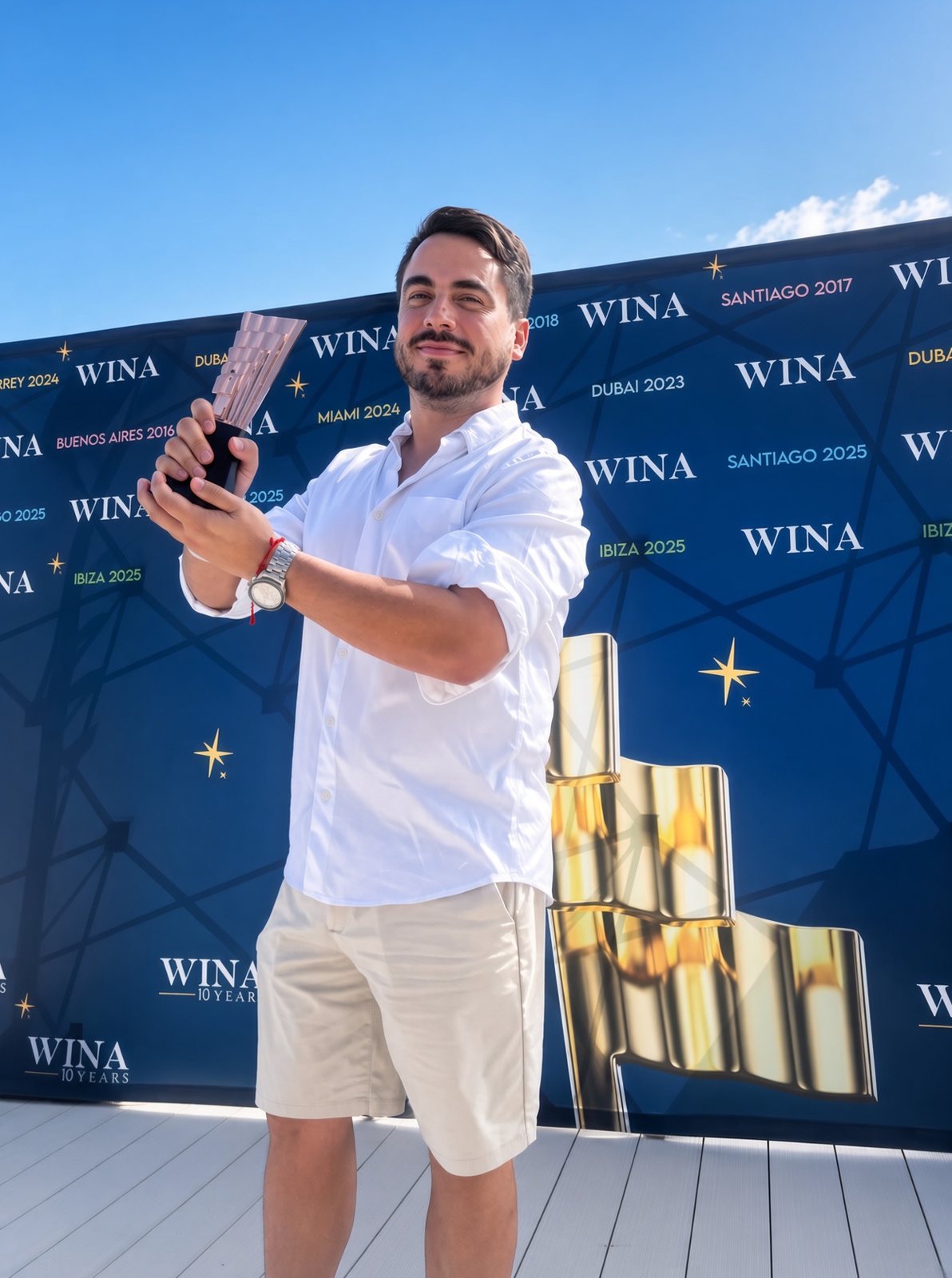 Polo levantando el trofeo WINA en Ibiza
