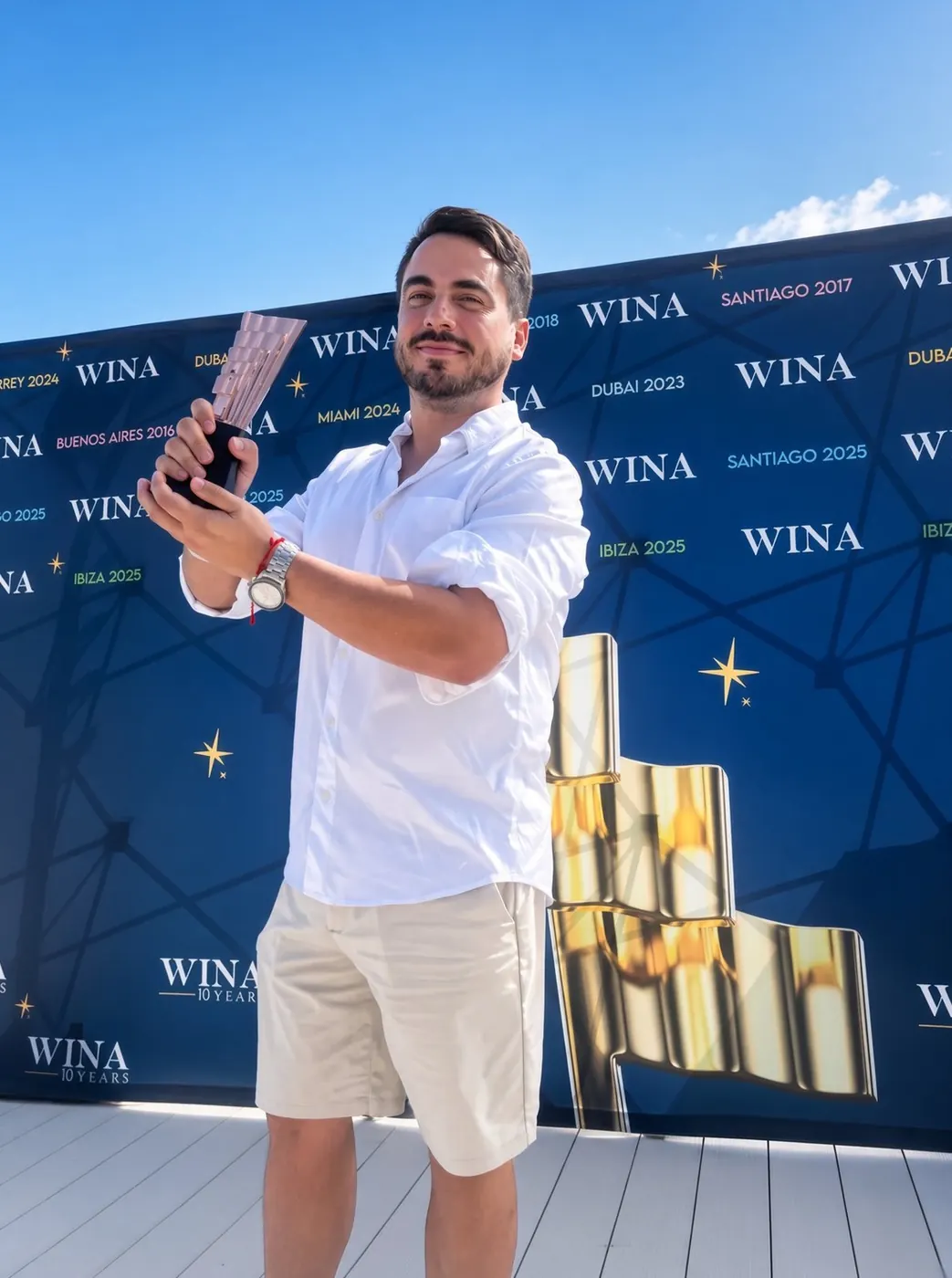 Polo levantando el trofeo WINA en Ibiza